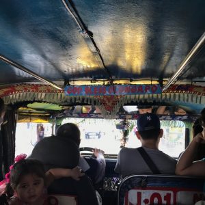 ジプニー 車内